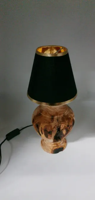 Lampada da tavolo in legno di ulivo