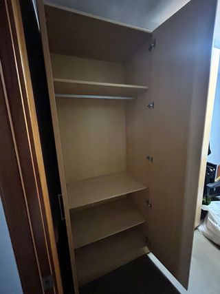 Armario de madera color beige y marrón