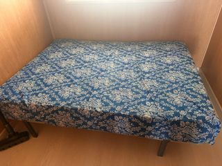 Cama con estampado floral azul