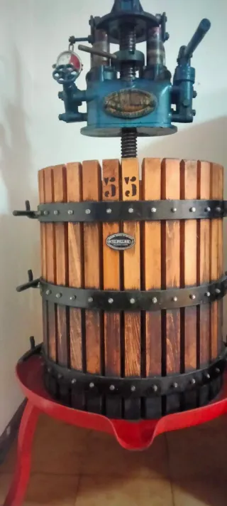 Torchio per uva in legno,con martinetto idraulico.