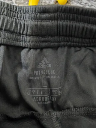 Pantalón corto Adidas gris con cremalleras.