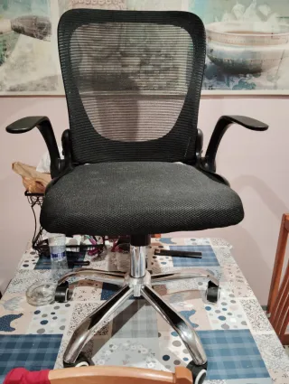 Silla de oficina con ruedas negra