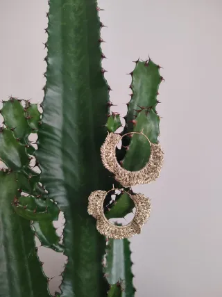 Pendientes crochet dorados hechos a mano