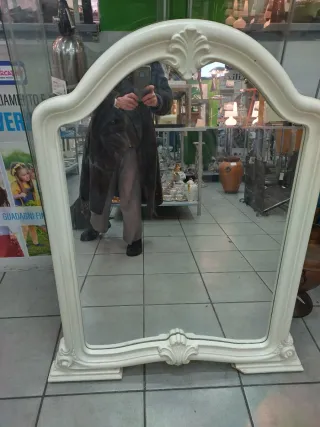 Specchio vintage in legno bianco