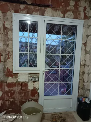 Puerta y ventana blancas
