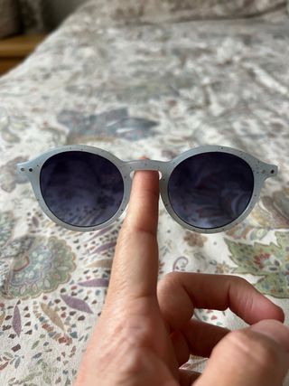Gafas de sol infantiles Izipizi azul claro.