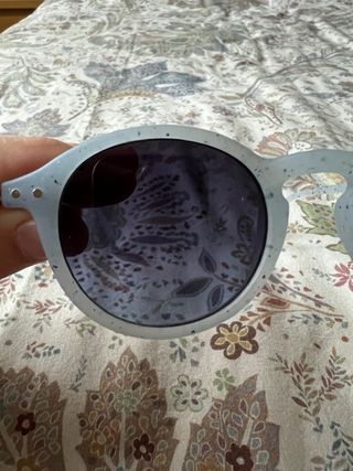 Gafas de sol infantiles Izipizi azul claro.