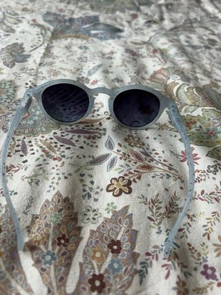 Gafas de sol infantiles Izipizi azul claro.