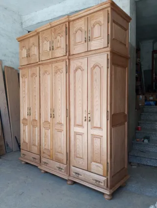 Guardaroba in legno massello