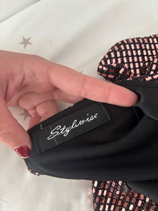 Mono de fiesta negro y dorado