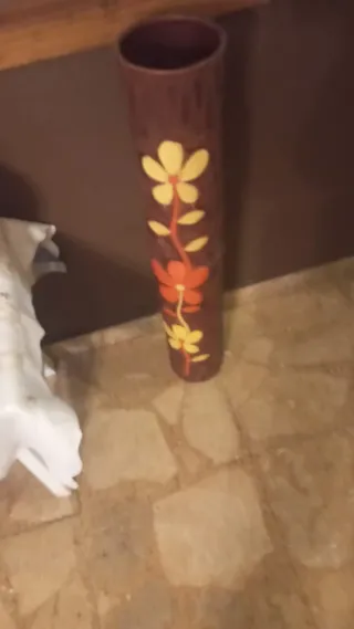 Jarrón de cerámica con flores