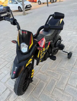 Moto Eléctrica Infantil Aprilia Negra y Amarilla