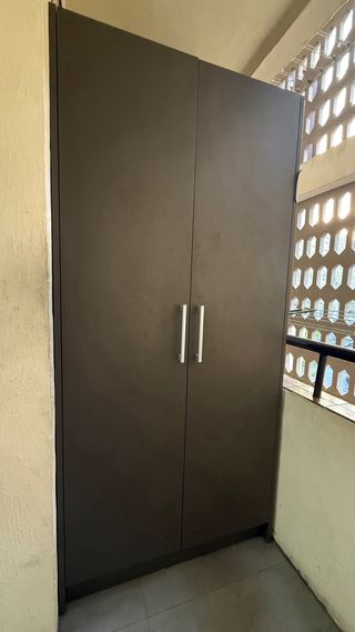 Mueble despensa de madera marrón