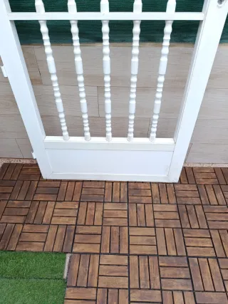 Puerta de aluminio blanca con barrotes