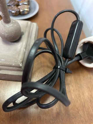 Lámpara de mesa antigua de metal