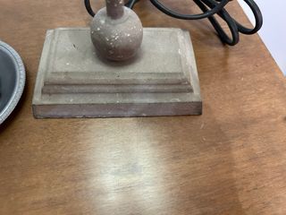 Lámpara de mesa antigua de metal