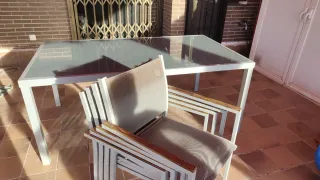Mesa cristal y aluminio + 4 sillas apilables