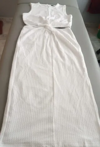 Vestido largo blanco abierto en cintura