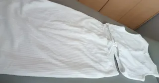 Vestido largo blanco abierto en cintura