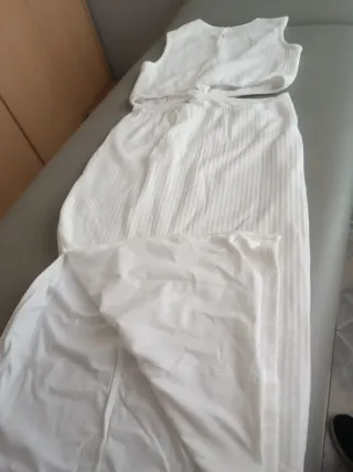 Vestido largo blanco abierto en cintura