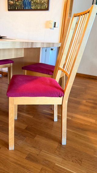 Mesa de comedor de madera con 4 sillas