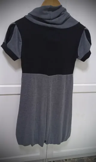 Vestitino nero e grigio con collo ad imbuto