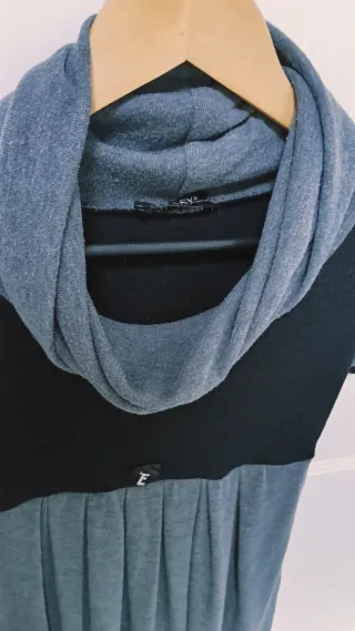 Vestitino nero e grigio con collo ad imbuto