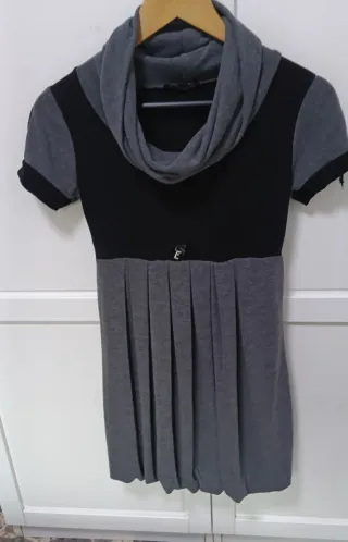 Vestitino nero e grigio con collo ad imbuto