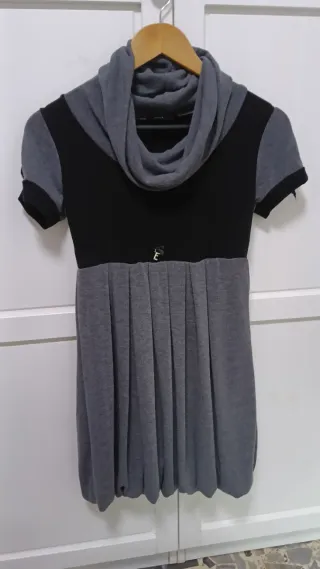 Vestitino nero e grigio con collo ad imbuto