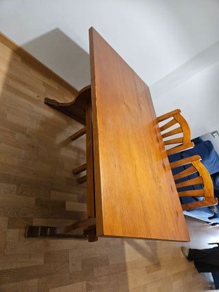 Mesa de comedor de madera