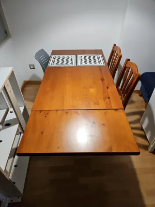 Mesa de comedor de madera