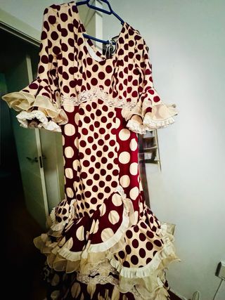 Traje de flamenca lunares beige y rojo