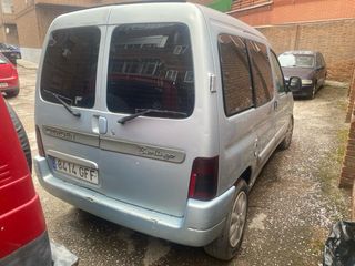 Furgoneta Citroen berlingo. Motor con culata.