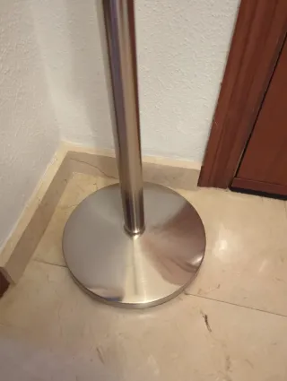 Perchero de pie metálico