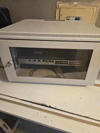 Switch Huawei S5720-28TP-PWR-LI-AC y Rack