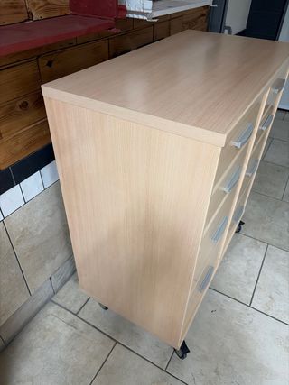 Cómoda de madera con ruedas