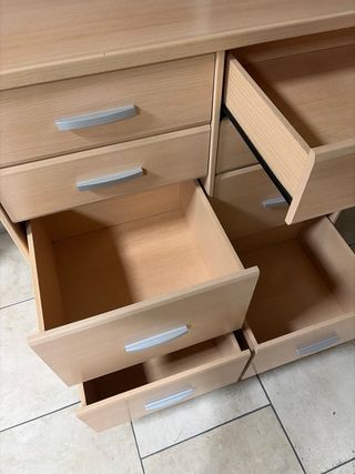 Cómoda de madera con ruedas