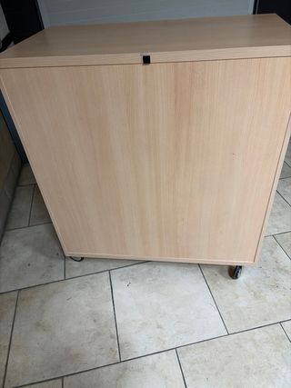 Cómoda de madera con ruedas