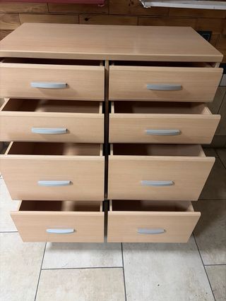 Cómoda de madera con ruedas