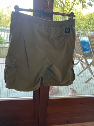 Bermuda Iuter verde militare
