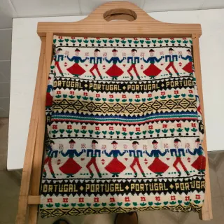 Revistero de madera y tela