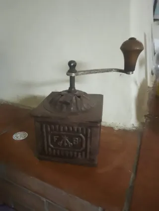 Macinino caffè antico in metallo