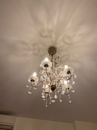 Lámpara de techo dorada y transparente