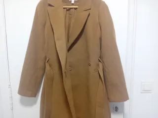 Elegante abrigo camel con cinturón H&M