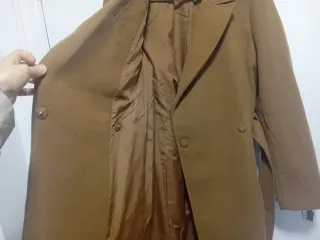 Elegante abrigo camel con cinturón H&M
