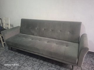 Sofá de terciopelo gris