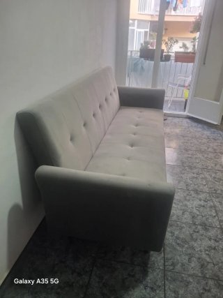 Sofá de terciopelo gris