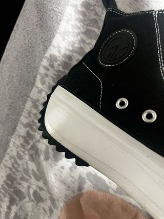 Tenis negros altos estilo converse