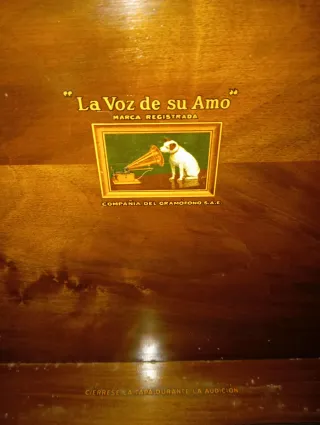 Radio y tocadiscos antiguo