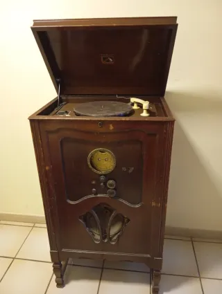 Radio y tocadiscos antiguo